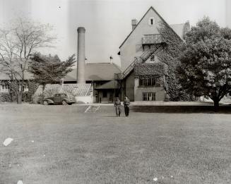 Living quarters are to be provided on the grounds for Gen