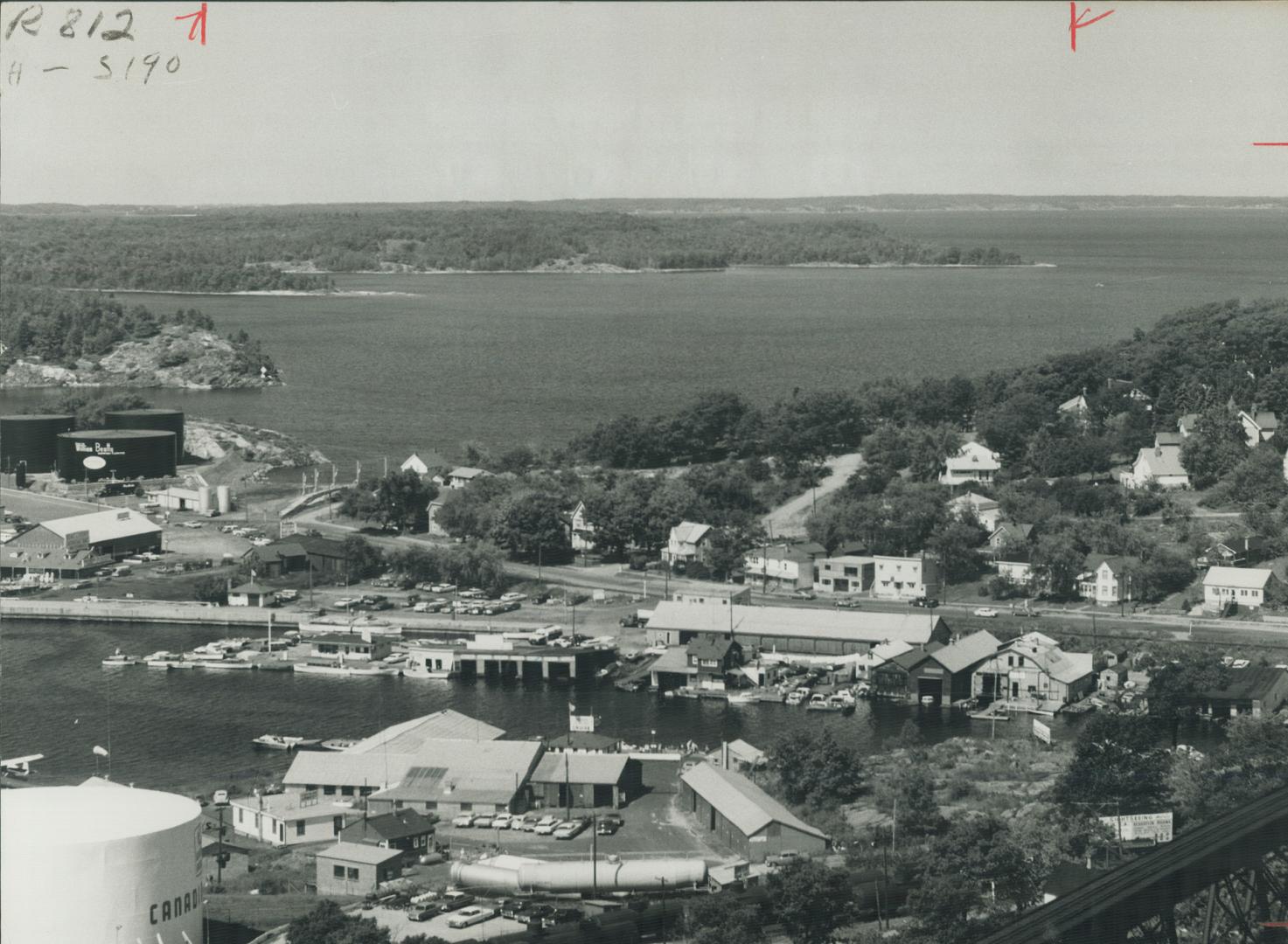 Ontario holiday: Parry Sound. Centre of one of Ontario's finest resort regions, Parry Sound basks in the sun on the east shore of Georgian Bay, 169 mi(...)