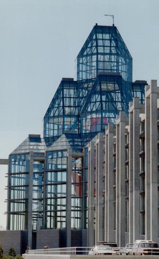 The new $162 million National Gallery of Canada is dramatically situated on Ottawa's Nepean Point across from Parliament Hill. Canadian architect Mosh(...)