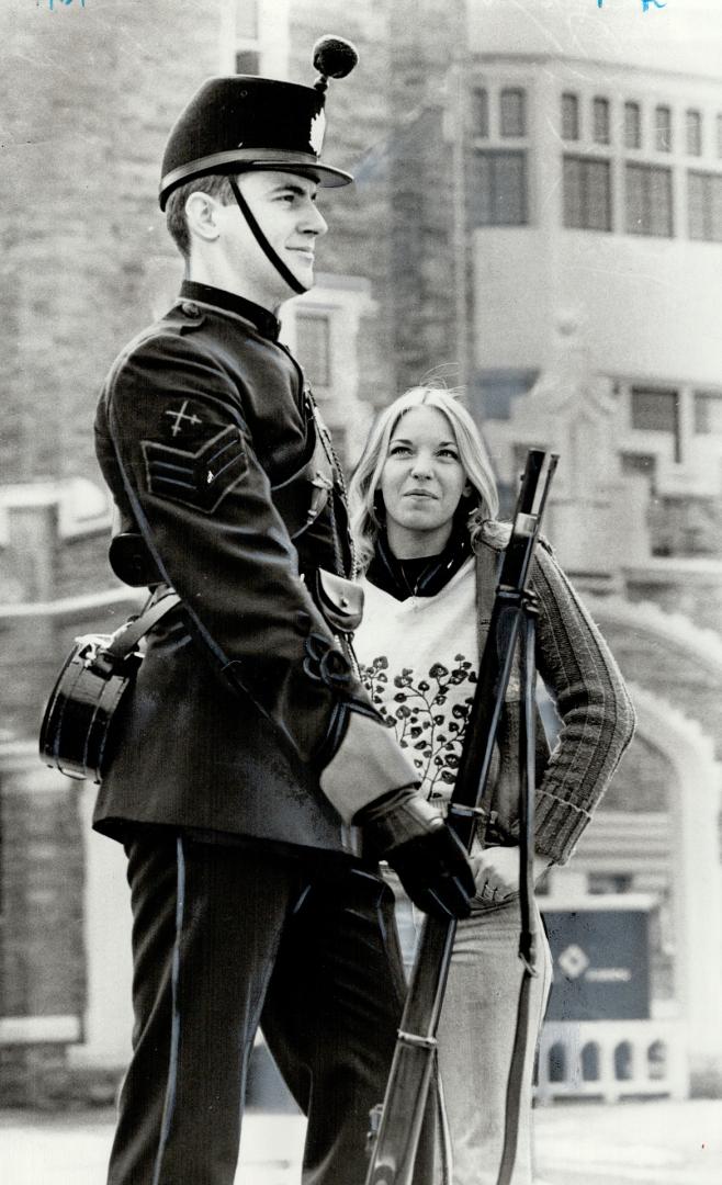 Changing the guard. Julie Shafer, 15, of Michigan, eyes the 1860s-style uniform of Sergeant Glenn Norman of the Queen's Own Rifles of Canada. Sentries(...)