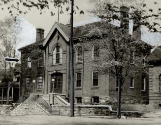 Parry Sound court house arrow on left landside indicates court room