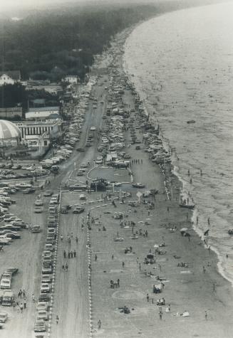 Tempertures in the 90's humidity even higher sent Metro residents to beaches yesterday, thousands of them choosing Wasaga Beach, on Georgian Bay. The (...)