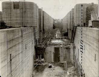 Where Canal gate collapsed. At least nine men were killed, twelve are in hospital badly crushed and several others were more or less seriously injured(...)