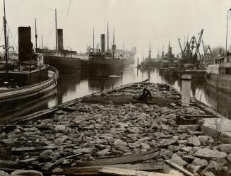 Thirty - four grains boats held up in Welland Canal by Low Water