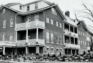 Luxurious new condominium apartments, priced from $40,000 to $75,000 have been fashioned out of this historic old building in Whitby. Built in 1901 as(...)