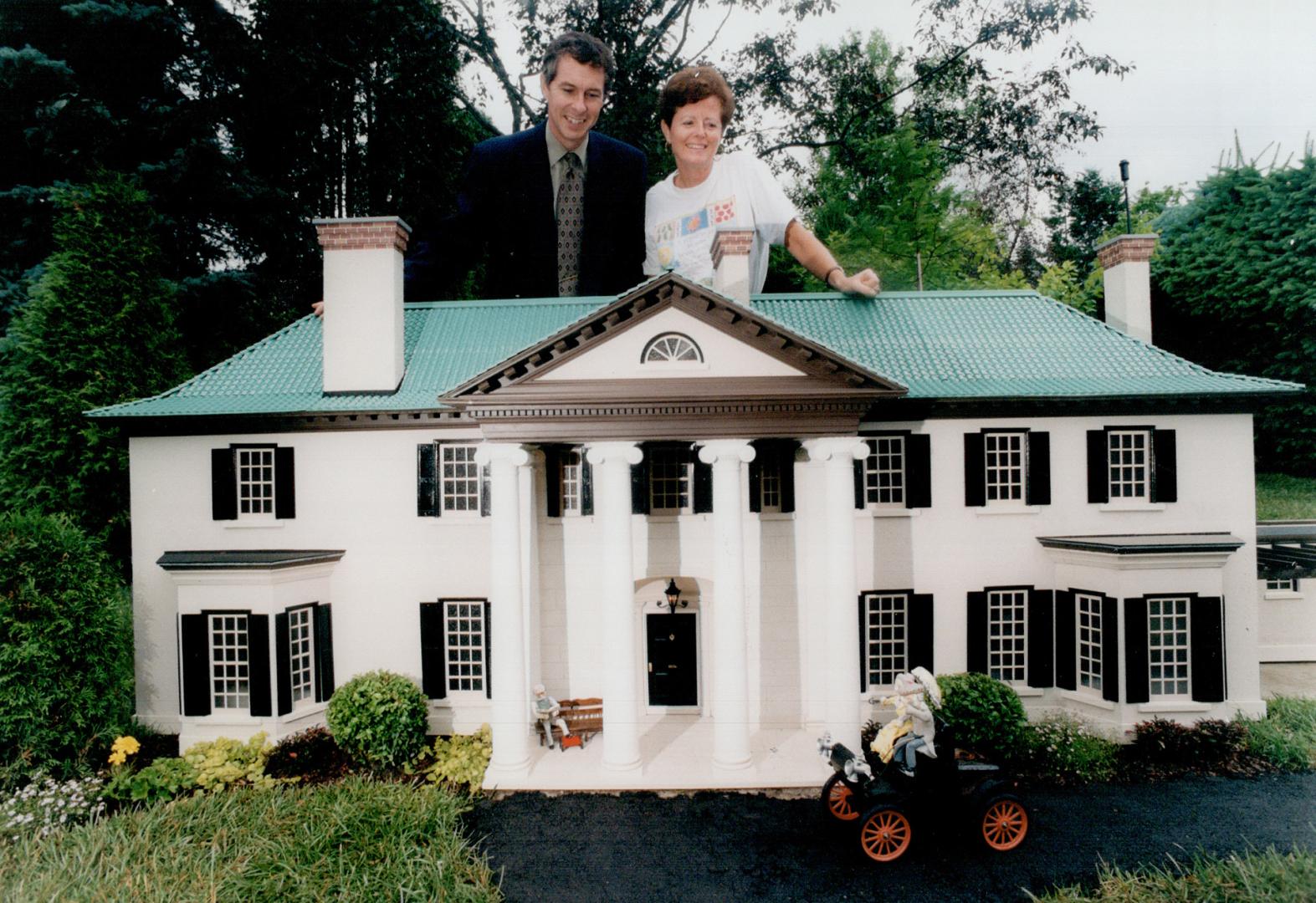 Mini Parkwood unveiled. Brian Malcolm, general manager of Parkwood Estates, and Sue Cullen-Green, general manager of Cullen Gardens, stand behind the (...)