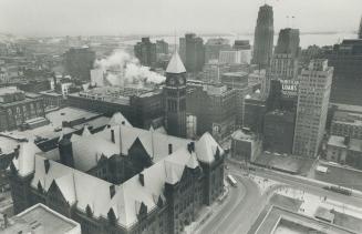 Looking southeast, visitors to the observation platform will get this view of the controversial old city hall from the new. However, tinted glass wind(...)