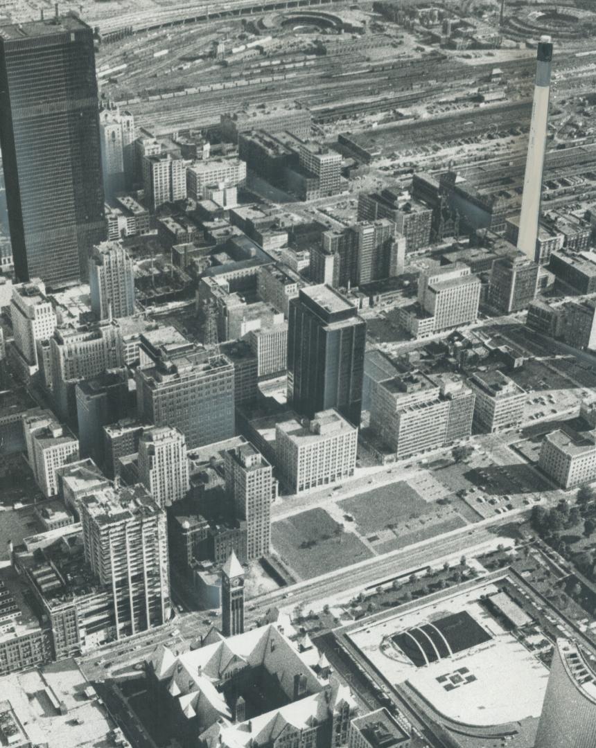 Soaring Smokestack superimposed here shows how the proposed 700-foot chimney Toronto Hydro wants to build at a cost of $1,000,000 at its Pearl St. ste(...)