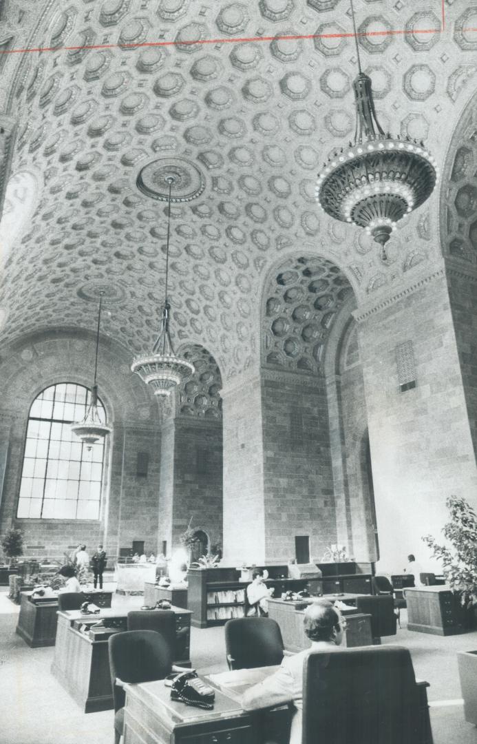 The traditional Bank of Commerce tower is open again for banking business-in the grand, old style, complete with beautiful high-ceilinged main banking(...)