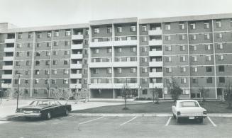 Fairway downs at Jane St. and Sheppard Ave. offers condominium apartments in 20 different models, from two to four bedrooms, some in two-storey styles(...)