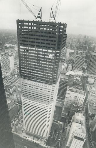 The world's tallest bank rising at King and Bay, By Lee Belland Star staff writer Canada's newest entry for the Guinness Book of Records is rising ste(...)