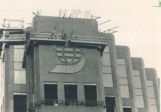 Scotia Plaza gets logo, Workers deck Scotia Plaza out with its stylized S logo as the office tower nears completion at King and Bay Sts. Robert Campea(...)