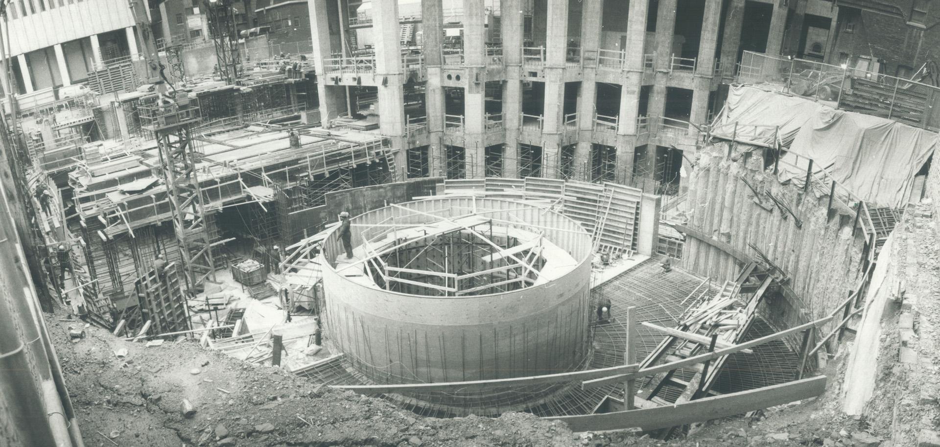 Scotiabank building shaping up, In what will be Toronto's and Canada's second-tallest building, a concrete circular ramp takes form at the site of the(...)