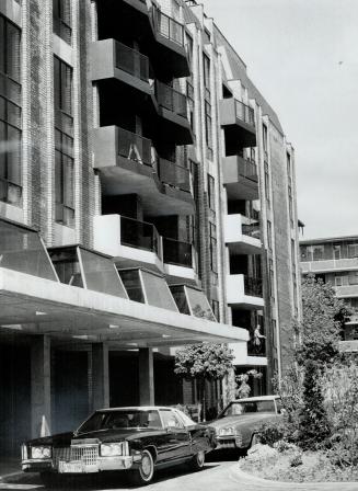 Facade of Lonsdale House is unpretentious and simple although the circular driveway is designed with the longest Cadillacs and Continentals in mind. T(...)