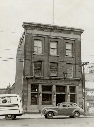 Hold-up attempted, A nervous man with his face smeared with coal dust or soot tried today to hold up the Royal Bank branch at College and Bathurst Sts(...)