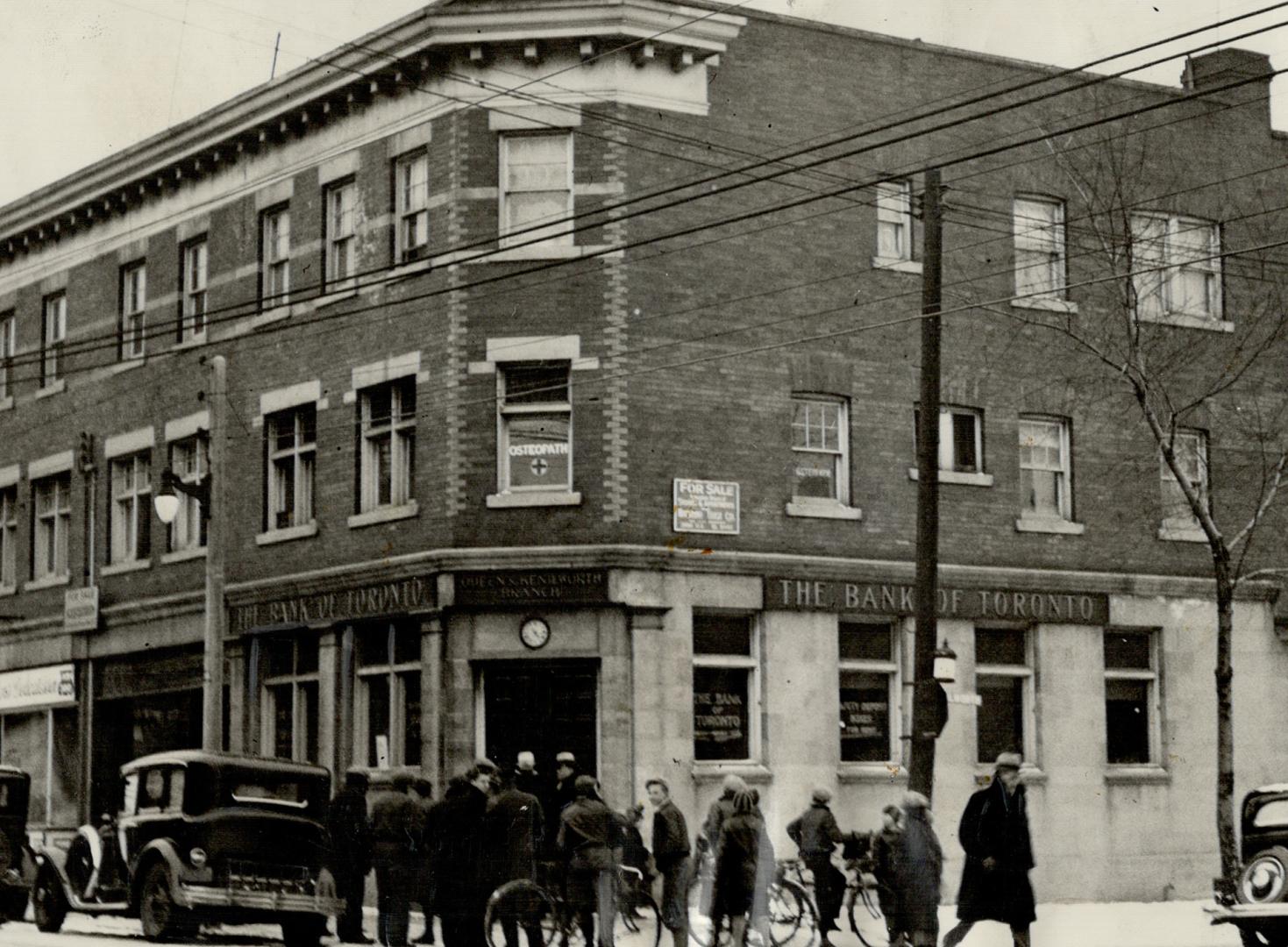 Bank robbers vanish with $5,000, As society as they appeared, a youthful pair of armed thugs scooped up $5,000 in the Bank of Toronto, Queen St. E. an(...)