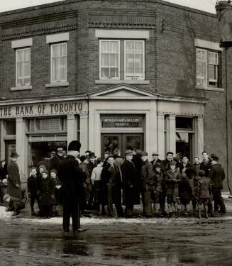 Bank teller held up while manager at lunch, Shown here is the Bank of Toronto branch at Belsize Drive and Mount Pleasant Rd., where a lone gunman got (...)