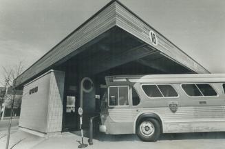 Fresh solution to an unglamorous type of building, like this Toronto bus terminal, won for architects Shore and Moffat and Partners. The building, on (...)