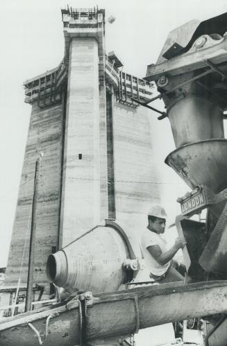 Canada - Ontario - Toronto - Buildings - CN Tower - Construction 1973