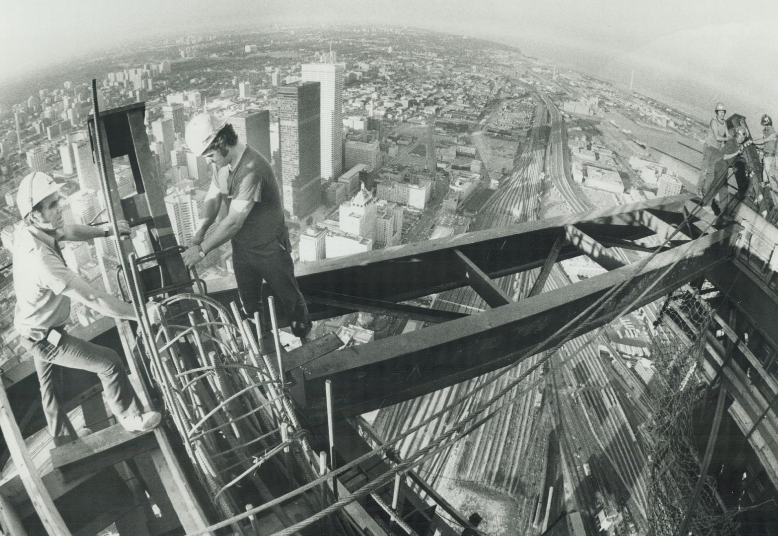 Canada - Ontario - Toronto - Buildings - CN Tower - Construction 1974