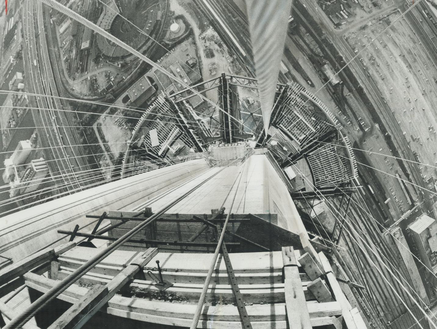 . . . And it's a long way to the ground. Looking straight down on the restaurant framework from approximately 1,815 feet (553.3 m) up, the CN Tower is(...)