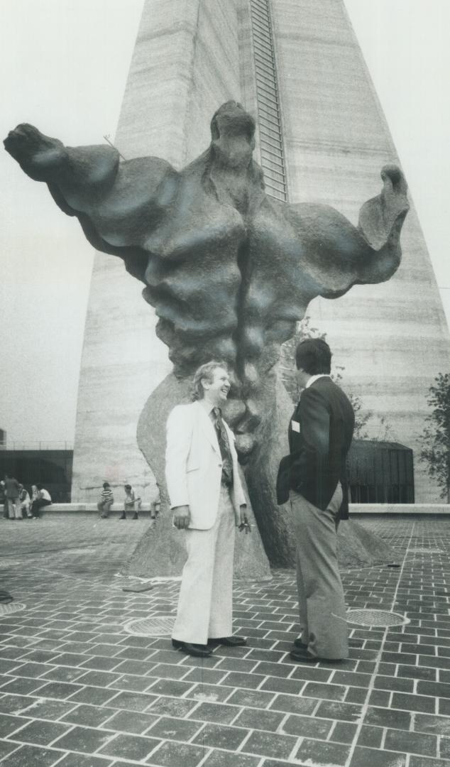 Nestled at the base of the CN Tower, Gerald Gladstone's Universal Man is a disappointment to art critic Gary Michael Dault. It's inert when it should (...)