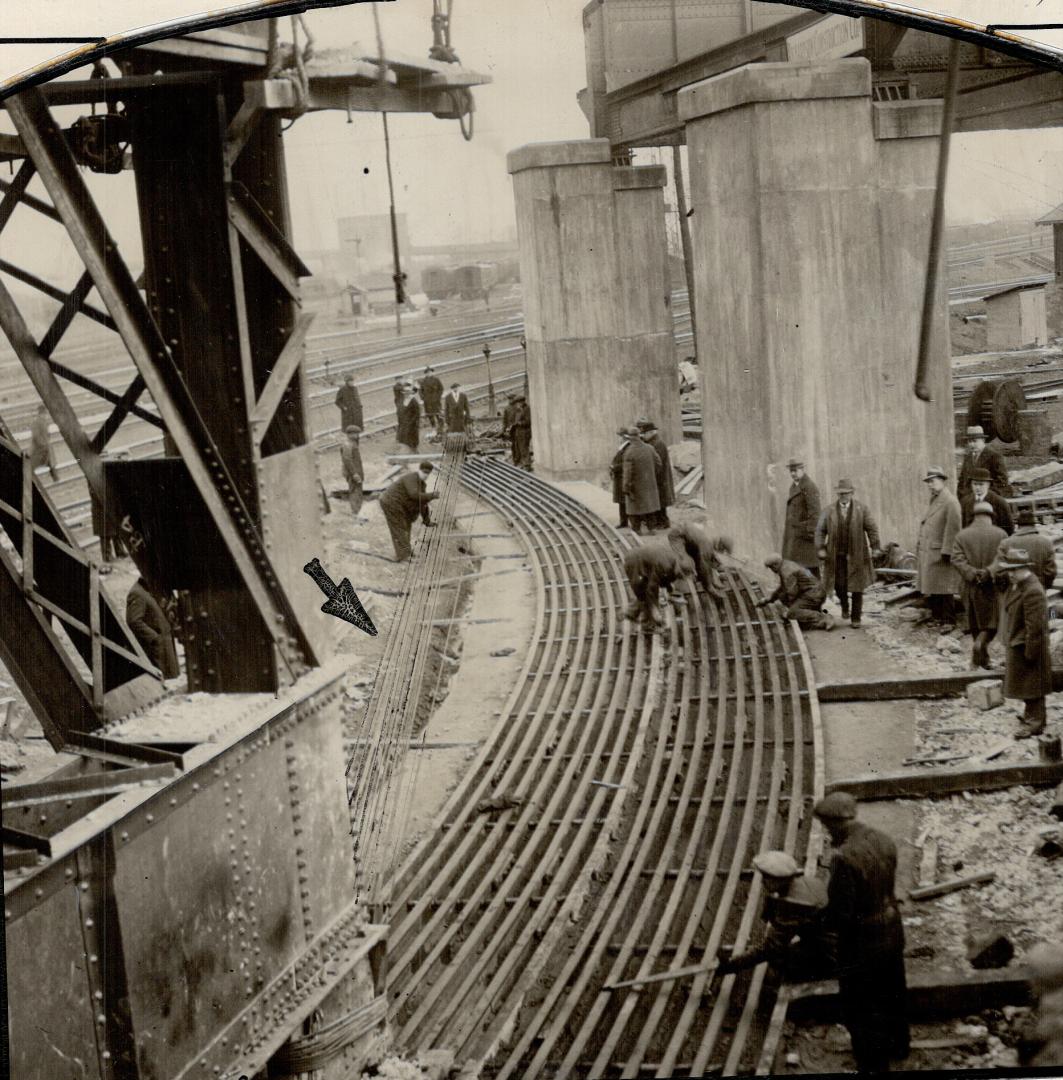 Arc Railson which Rollers moved and the cables leading from the swinging old span to the engine by the new span