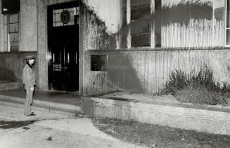 Vandals paint consulate. Security guard surveys damage after vandals threw red paint on the U.S. consulate on University Ave. early today. A caller to(...)