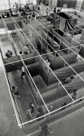 Labyrinth-lovers' delight. Visitors to the Ontario Science Centre's maze exhibit would do well to drop breadcrumbs to find their way back to the world(...)