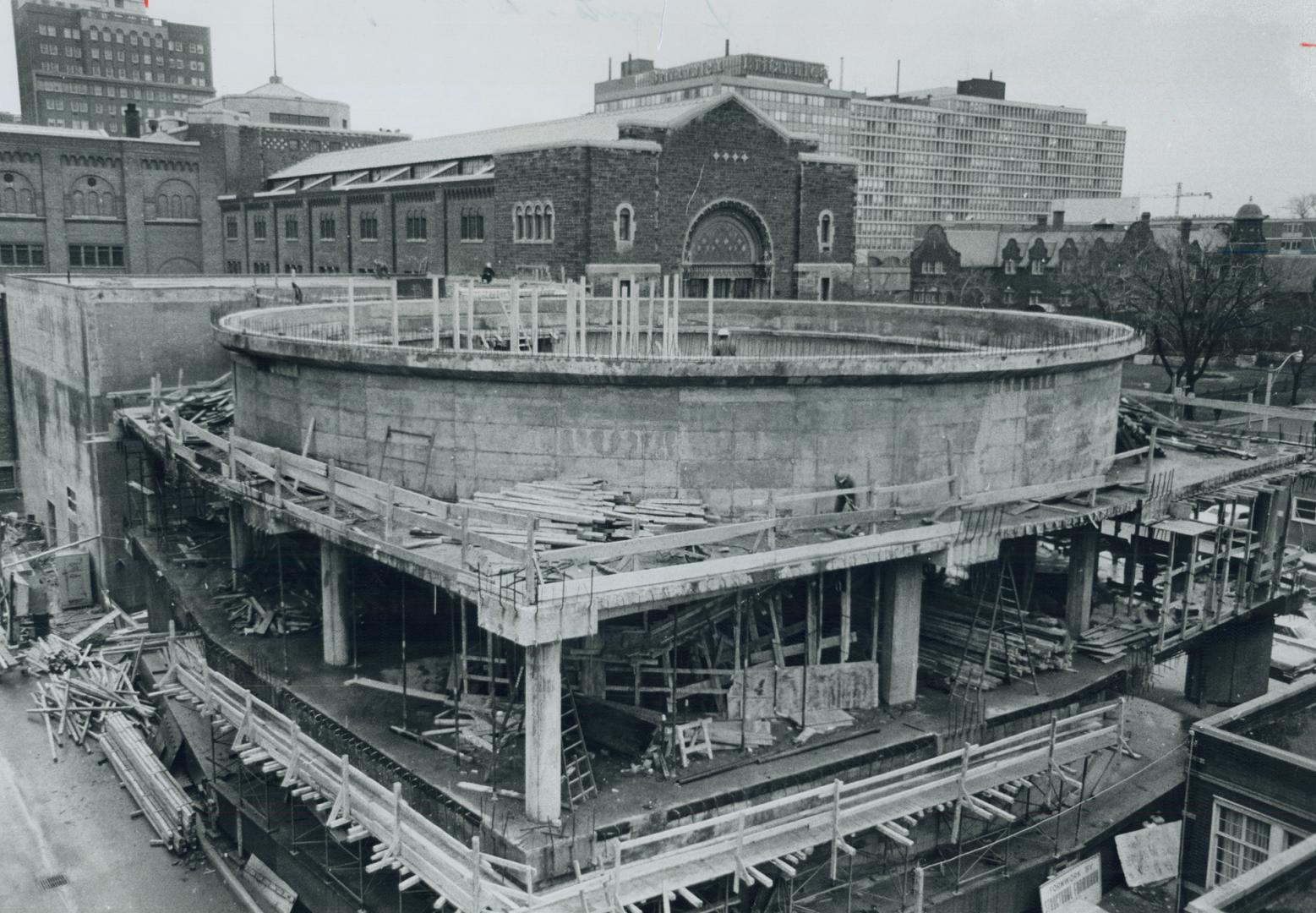 $1 million planetarium soon to be crowned, Workmen will give Toronto's $1,000,000 planetarium its head during the winter when they place a huge concre(...)