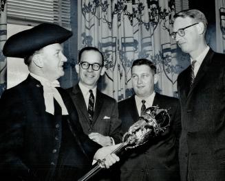 Welcome for new MPPs. Speaker of the Ontario Legislature William Murdoch took time out yesterday to welcome three new MPP's House. Here he is showing (...)