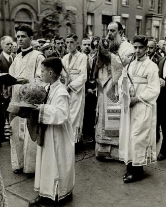 Traditional rites of the Greek Orthodox church were performed yesterday when members of that denomination gathered at the former Holy Blossom synagogu(...)