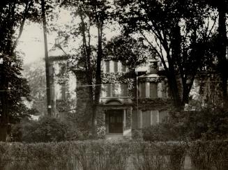 Splendid gift for sisters of service, Gzowski house corner Glen road and Maple avenue, Rosedale, which Mrs