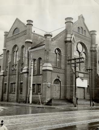 Old Church lays new plans, An impressive service was held in Woodgreen United church last night when it was announced that to the present building, ab(...)