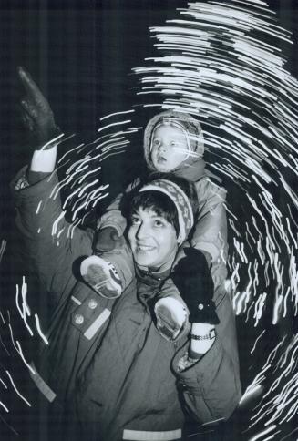 Incredible aura, Janet Gasparotto-Hall and her son Adam, 18 months, mirror their delight in the Cavalcade of Lights show at Nathan Phillips Square las(...)