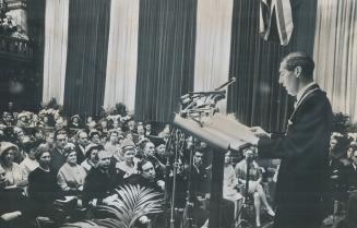 Mayor tees off at city hall, Donald Summerville, Toronto's new mayor, shown as he made his inaugural address today, declared his program of legislatio(...)