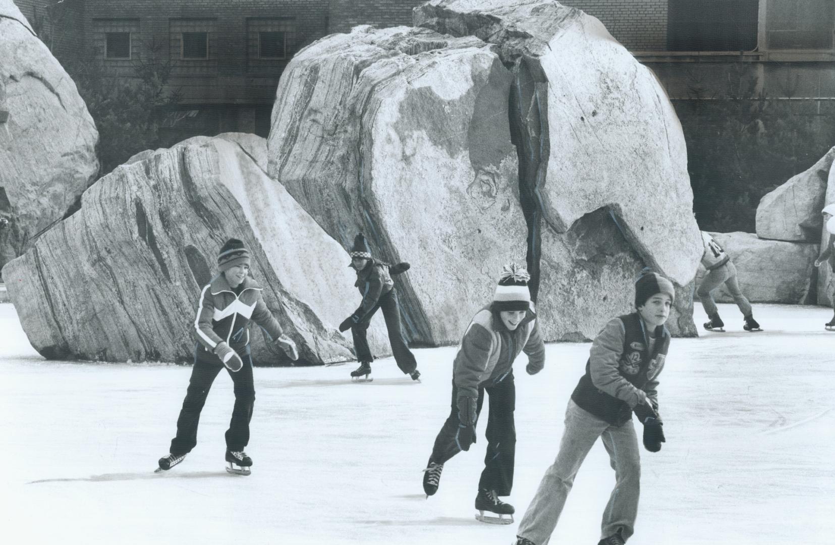 Ice-scape, Looking like a lunar landscape or a movie set, the reflecting pool converted to artificial ice in front of Ryerson Polytechnical Institute (...)