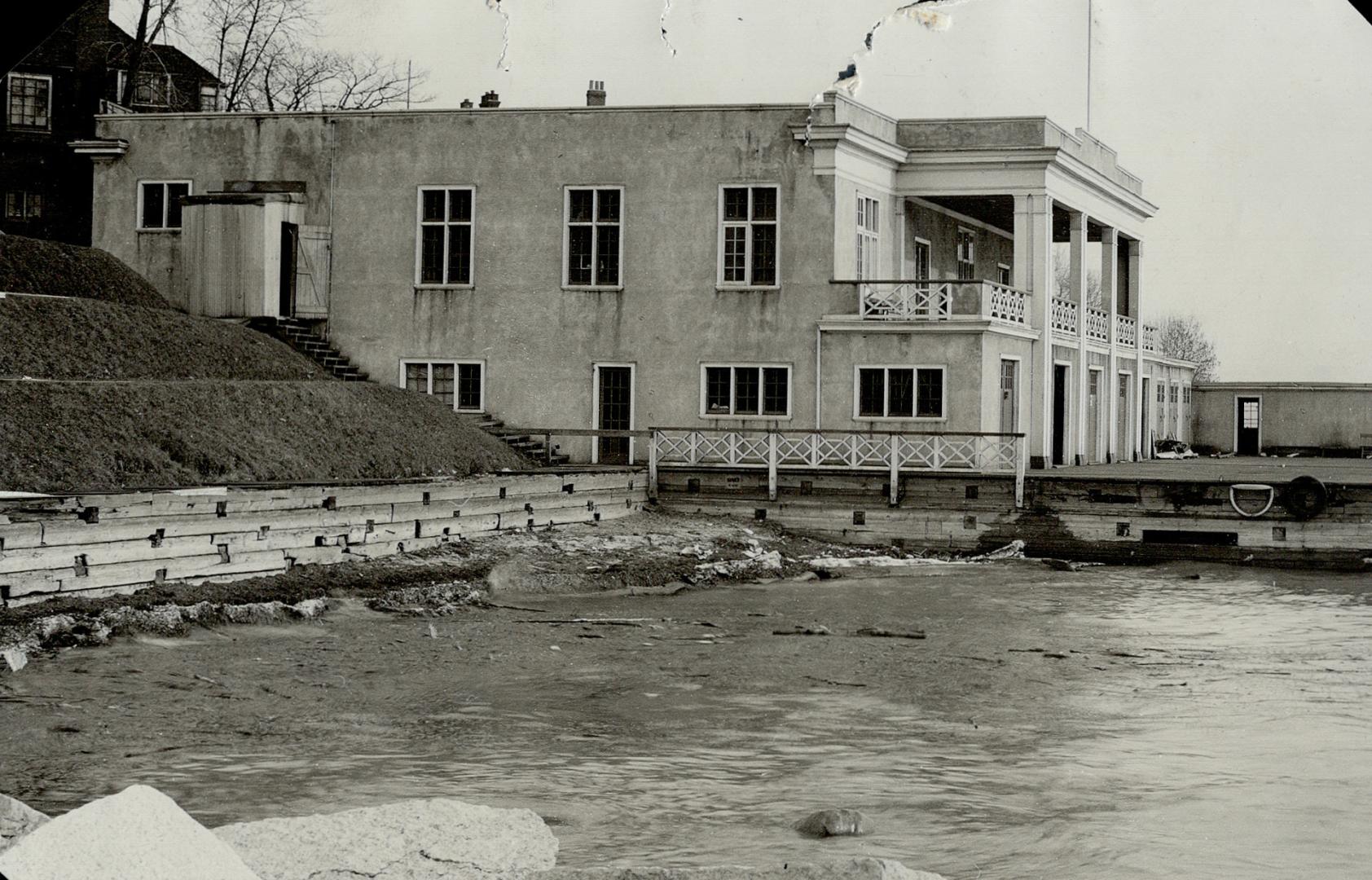 The Argonaut Rowing Club's headquarters on the lake front near Sunnyside, Toronto, is the most popular meeting place for famous scullers