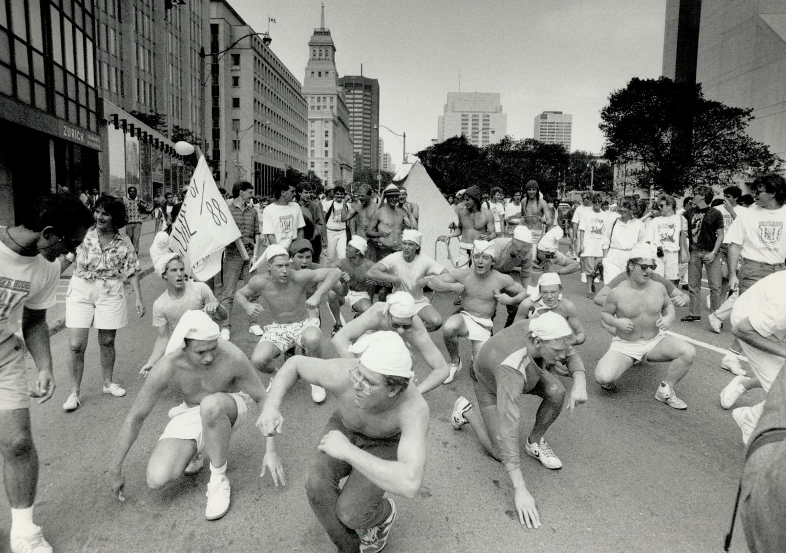 'Waddle' some students think of next?, Ryerson students do the duck-walk - no, nobody was holding a gun to their heads - from the downtown campus as t(...)