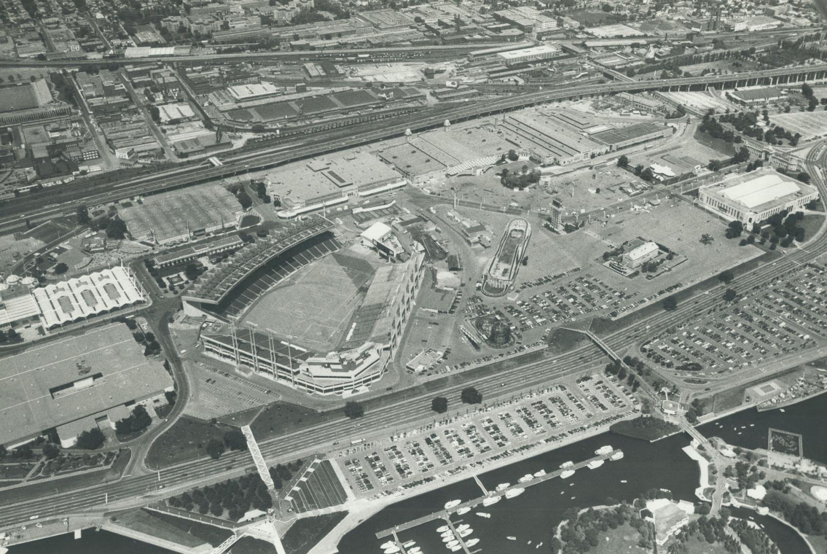 CNE's future? The Exhibition Place board of governors says the grand old fairgrounds on the shore of Lake Ontario (above) still has a future. It could(...)