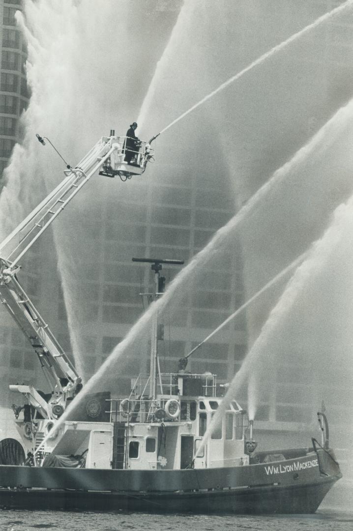 $400,000 a year is the cost of operating the city fireboat, the William Lyon Mackenzie, and Toronto Mayor David Crombie wants some help from Metro in (...)