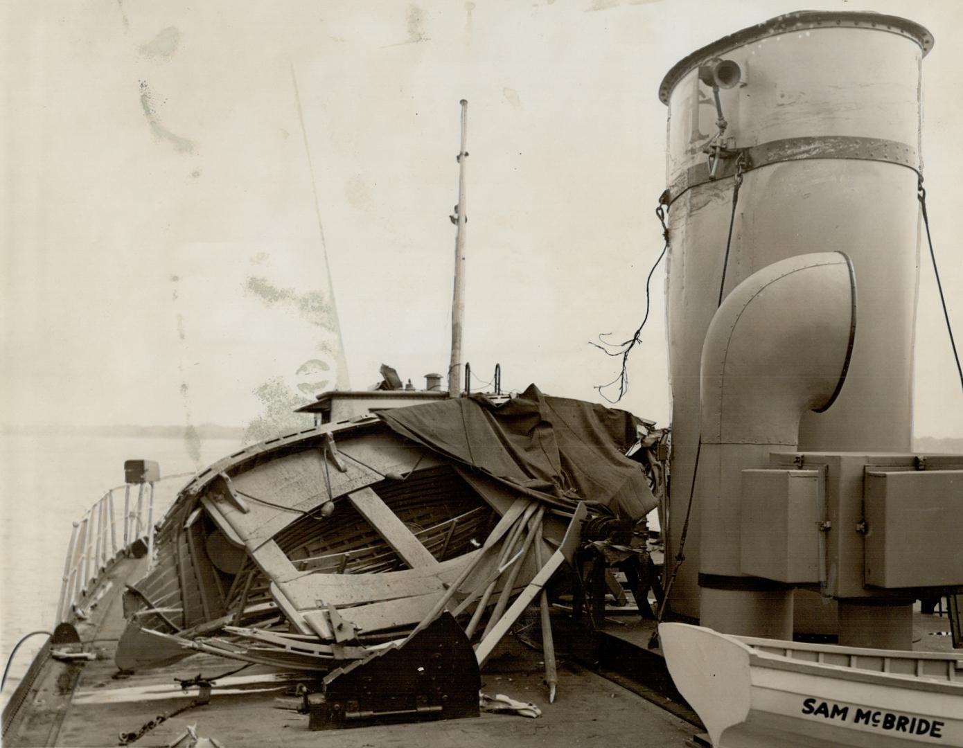 Lifeboat Hurtles Across Ferry Deck, A lifeboat on the up, the island ferry, Sam Splintered, and the plane from the mast into the Toronto bay today. It(...)