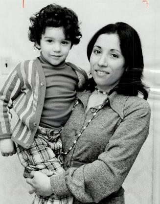 Speaking Italian and singing the Italian national anthem help Silvana Toscano (holding her son, Carlo, 4) gain the confidence of her special class at (...)