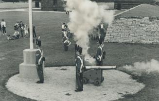 Guards. Looking like a set of brightly colored toy soldiers the guard at Fort York change guard every afternoon. A blistering cannon blast adds to the(...)