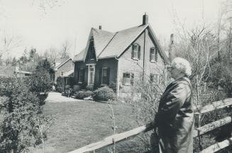 In the house on Yonge St. just south of Highway 401, Charles William Jefferys did his famous drawings and paintings of early Canadian history. He won (...)