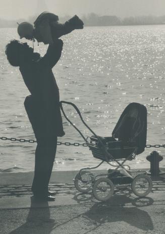 Early flight into spring. Catherine Hyde and her 5-month-old son Jordan celebrate Toronto's balmy weather yesterday on the Harbourfront promenade. Tod(...)