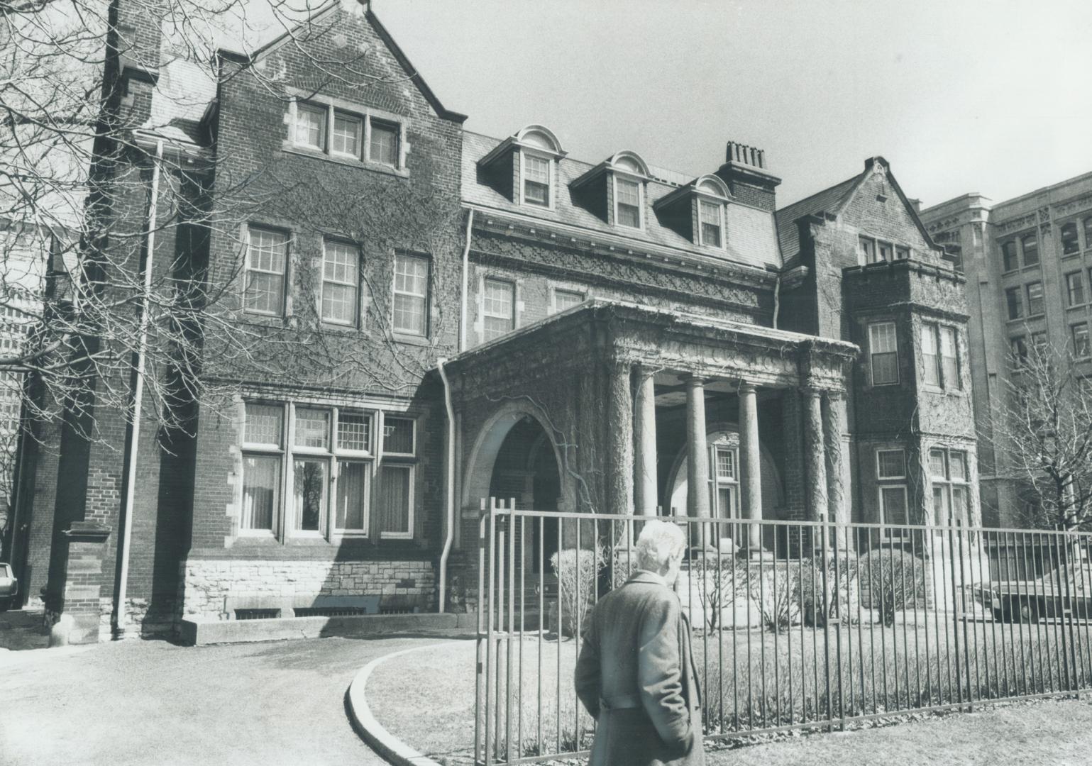 Among grand homes of 19th-century company presidents on Queen's Park Crescent, stands No