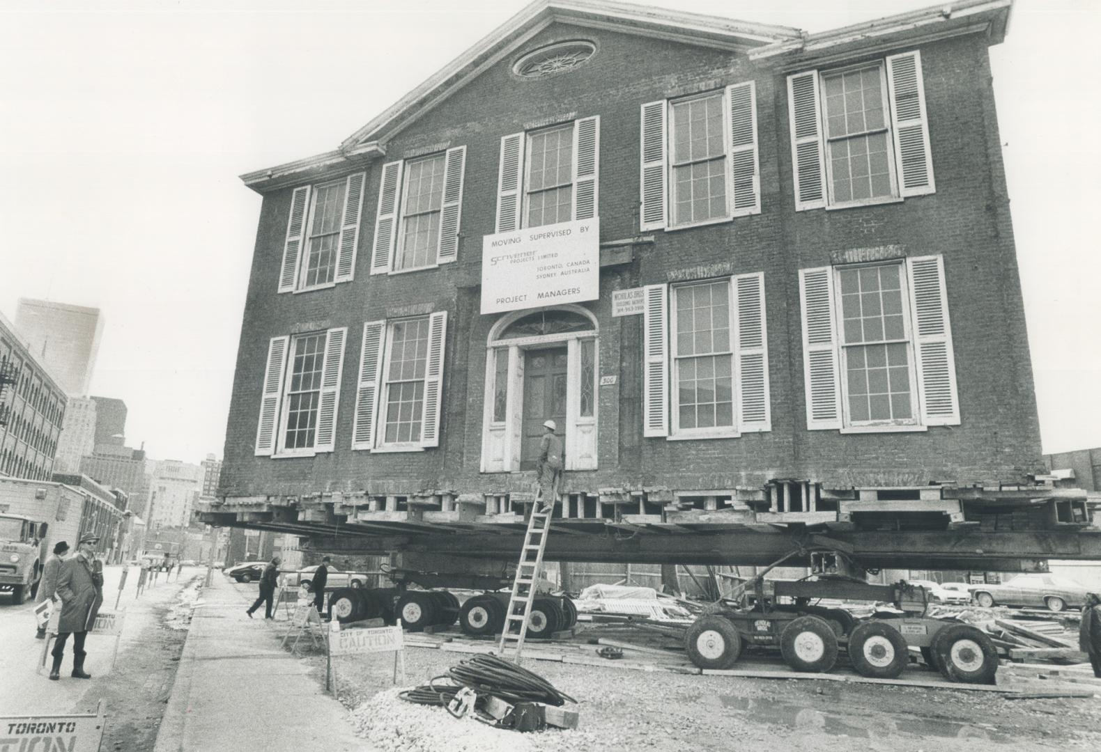 150-year-old house built by Sir Wiliam Campbell, chief justice of Ontario from 1825 to 1829, will be moved across downtown Toronto tomorrow on set of (...)