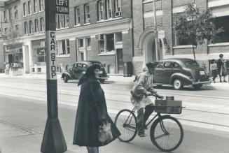 Trip in time. A Toronto street steps back in time - almost 40 years back, as the Canadian Broadcasting Corp. recreates the ambience of 1941 on Adelaid(...)