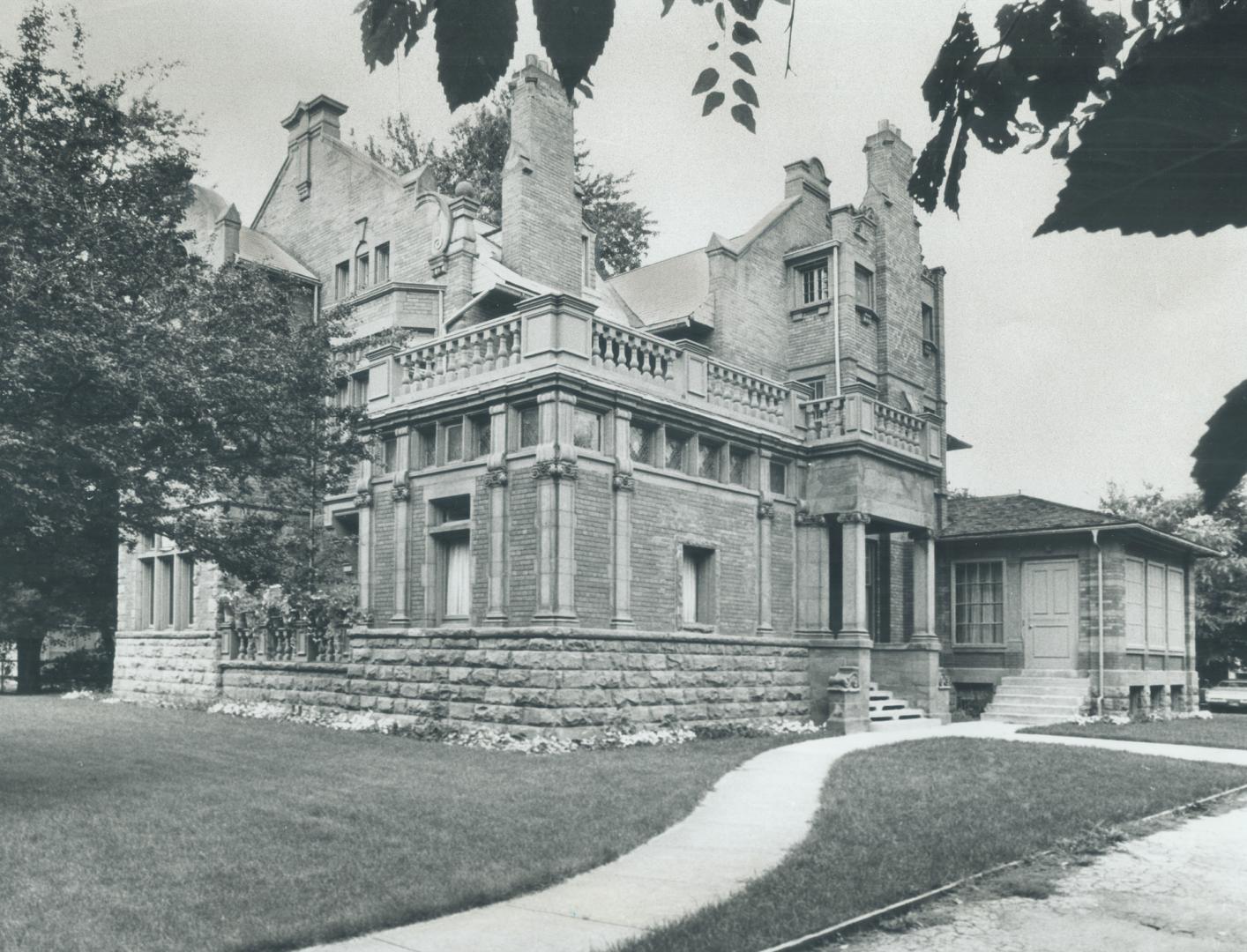 In the heart of Rosedale in castle-like home of Harris Henry Fudger, president of Simpsons for 30 years until his death in 1930 at the age of 79. He w(...)